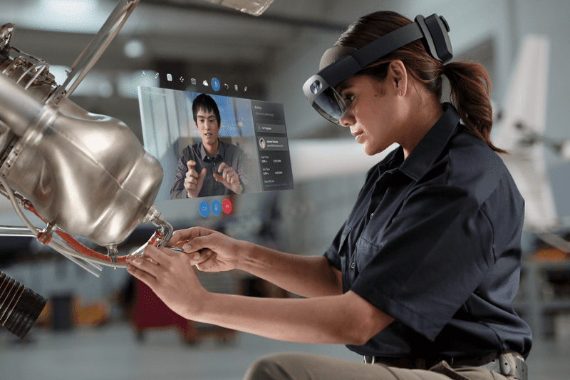 Eine Frau trägt bei der Arbeit die Microsoft Hololens 2 Brille